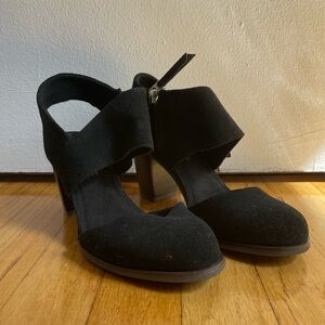 Black suede Toms Mary Jane like pumps. 7W never worn, NWT
